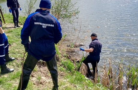 Спасатели извлекли из водоема тело мужчины Спасатели извлекли из водоема тело мужчины